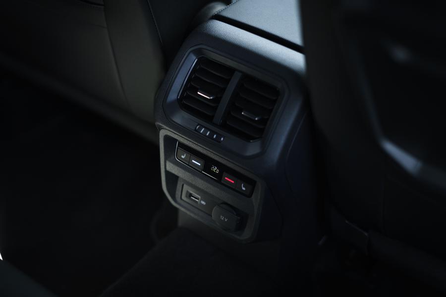 Детали интерьера Volkswagen Tiguan Allspace R-Line 2018 года  (UK) (фото 17 из 40)